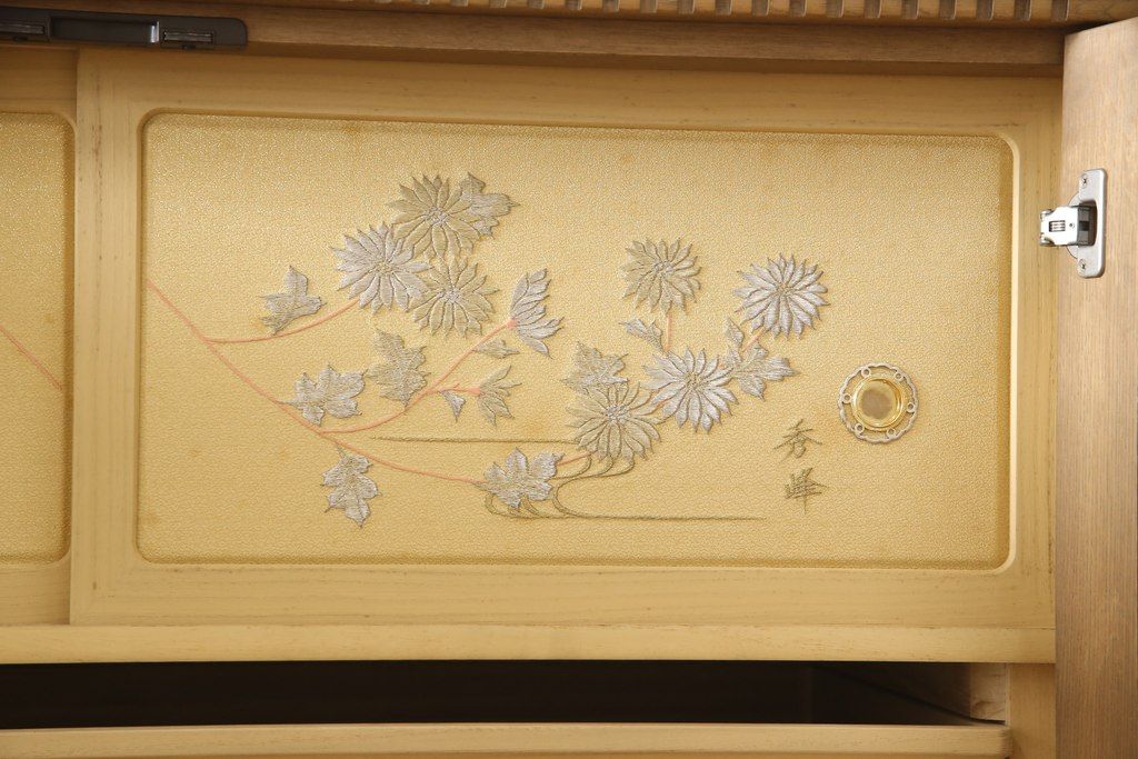 箪笥を綺麗に再生!高品質リペアを施し、天板と足元の幅を中央幅に合わせてカット。