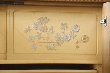 箪笥を綺麗に再生!高品質リペアを施し、天板と足元の幅を中央幅に合わせてカット。