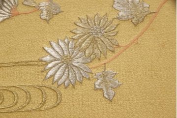 箪笥を綺麗に再生!高品質リペアを施し、天板と足元の幅を中央幅に合わせてカット。