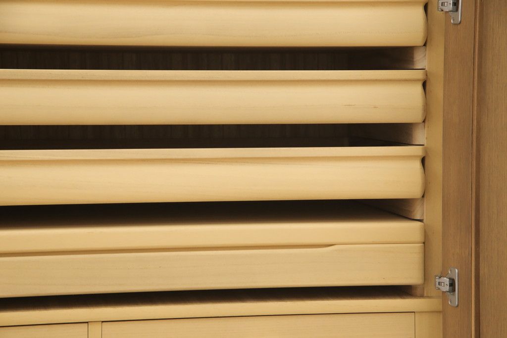 箪笥を綺麗に再生!高品質リペアを施し、天板と足元の幅を中央幅に合わせてカット。