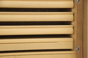 箪笥を綺麗に再生!高品質リペアを施し、天板と足元の幅を中央幅に合わせてカット。