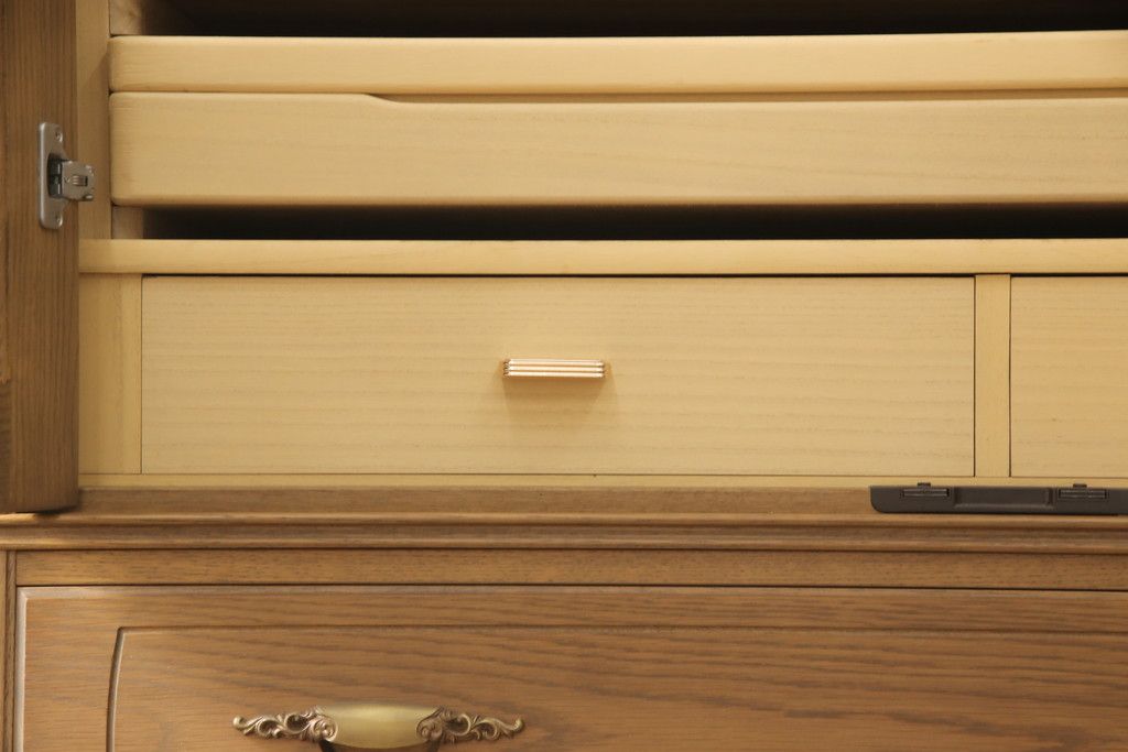 箪笥を綺麗に再生!高品質リペアを施し、天板と足元の幅を中央幅に合わせてカット。