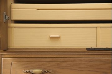 箪笥を綺麗に再生!高品質リペアを施し、天板と足元の幅を中央幅に合わせてカット。