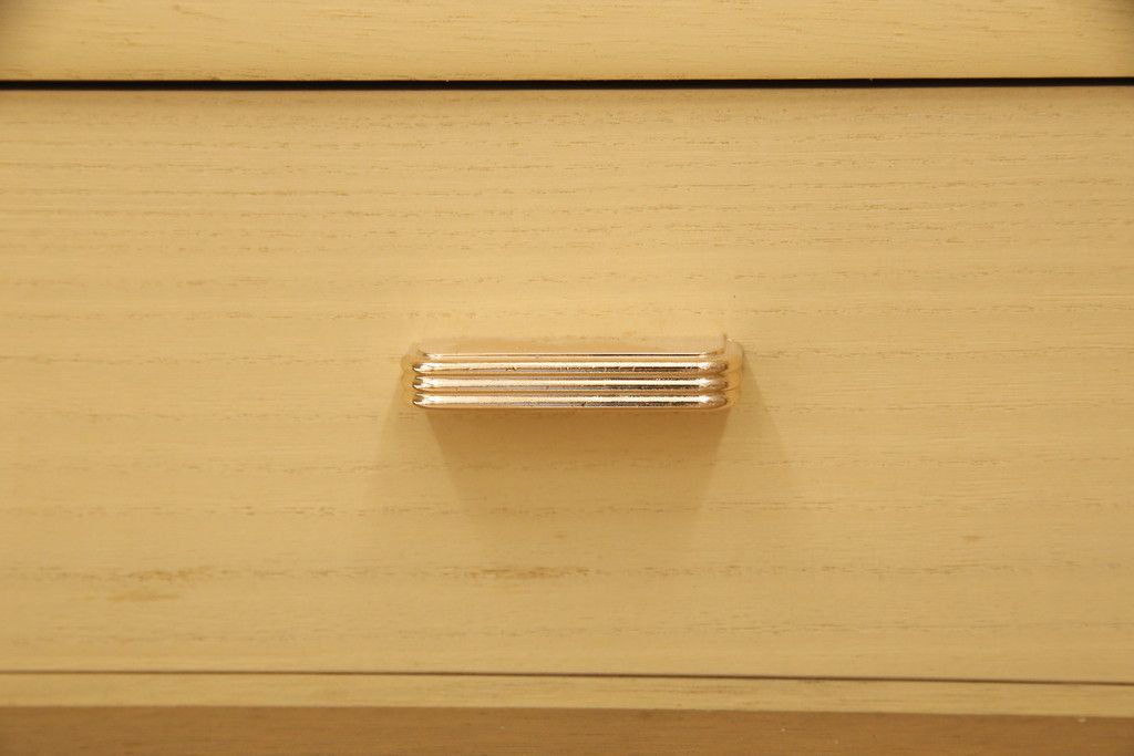 箪笥を綺麗に再生!高品質リペアを施し、天板と足元の幅を中央幅に合わせてカット。