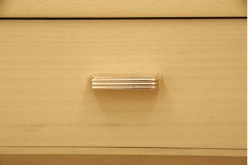 箪笥を綺麗に再生!高品質リペアを施し、天板と足元の幅を中央幅に合わせてカット。