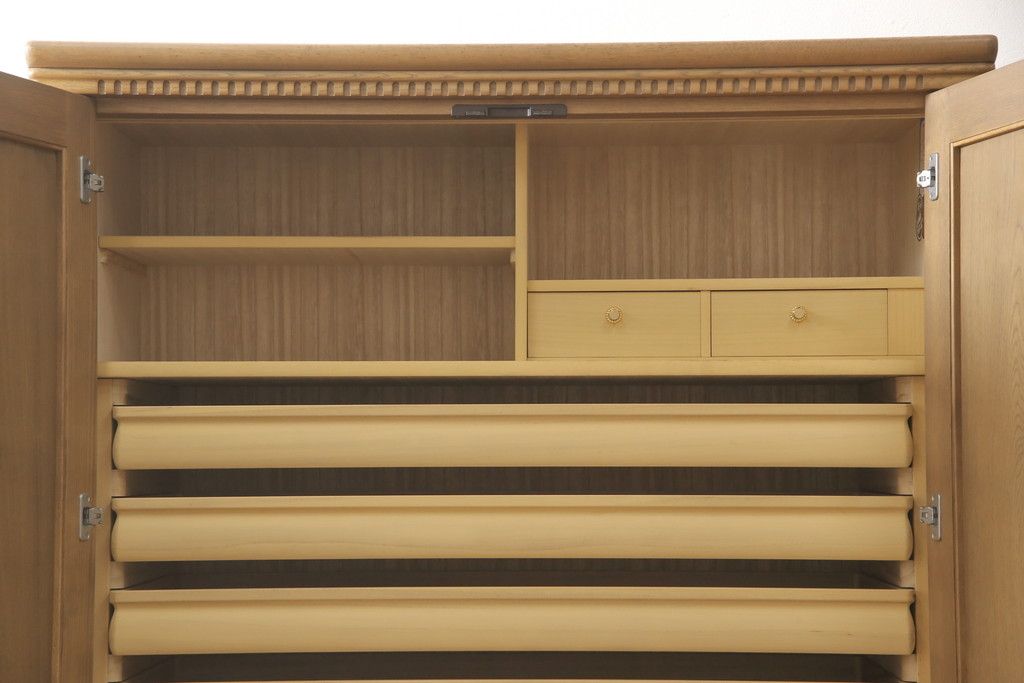 箪笥を綺麗に再生!高品質リペアを施し、天板と足元の幅を中央幅に合わせてカット。