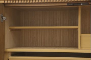 箪笥を綺麗に再生!高品質リペアを施し、天板と足元の幅を中央幅に合わせてカット。