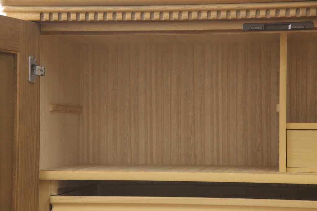 箪笥を綺麗に再生!高品質リペアを施し、天板と足元の幅を中央幅に合わせてカット。