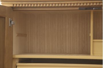 箪笥を綺麗に再生!高品質リペアを施し、天板と足元の幅を中央幅に合わせてカット。