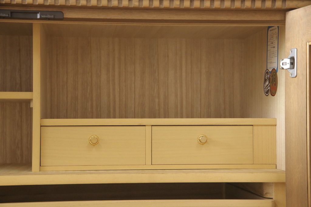 箪笥を綺麗に再生!高品質リペアを施し、天板と足元の幅を中央幅に合わせてカット。