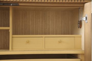 箪笥を綺麗に再生!高品質リペアを施し、天板と足元の幅を中央幅に合わせてカット。