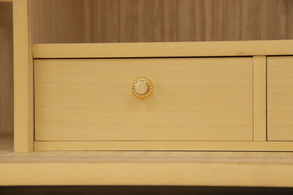 箪笥を綺麗に再生!高品質リペアを施し、天板と足元の幅を中央幅に合わせてカット。