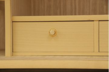 箪笥を綺麗に再生!高品質リペアを施し、天板と足元の幅を中央幅に合わせてカット。