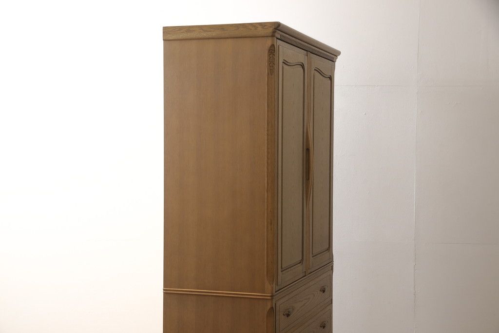 箪笥を綺麗に再生!高品質リペアを施し、天板と足元の幅を中央幅に合わせてカット。