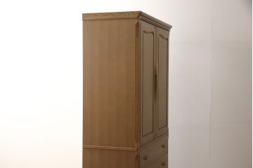 箪笥を綺麗に再生!高品質リペアを施し、天板と足元の幅を中央幅に合わせてカット。