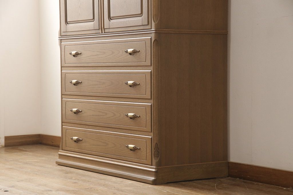 箪笥を綺麗に再生!高品質リペアを施し、天板と足元の幅を中央幅に合わせてカット。