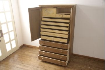 箪笥を綺麗に再生!高品質リペアを施し、天板と足元の幅を中央幅に合わせてカット。