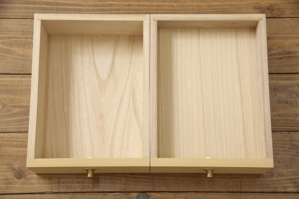 箪笥を綺麗に再生!高品質リペアを施し、天板と足元の幅を中央幅に合わせてカット。