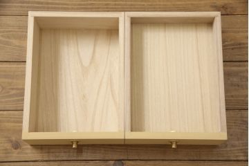 箪笥を綺麗に再生!高品質リペアを施し、天板と足元の幅を中央幅に合わせてカット。