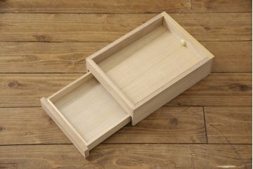 箪笥を綺麗に再生!高品質リペアを施し、天板と足元の幅を中央幅に合わせてカット。