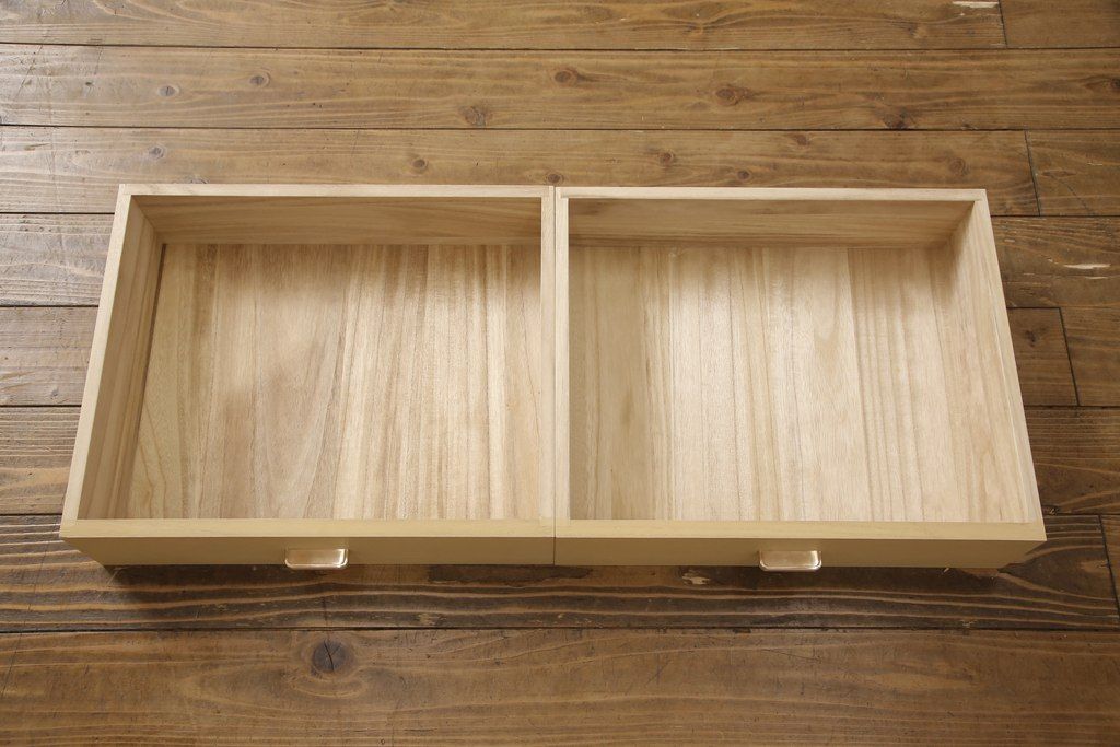 箪笥を綺麗に再生!高品質リペアを施し、天板と足元の幅を中央幅に合わせてカット。