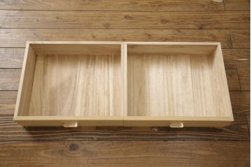 箪笥を綺麗に再生!高品質リペアを施し、天板と足元の幅を中央幅に合わせてカット。