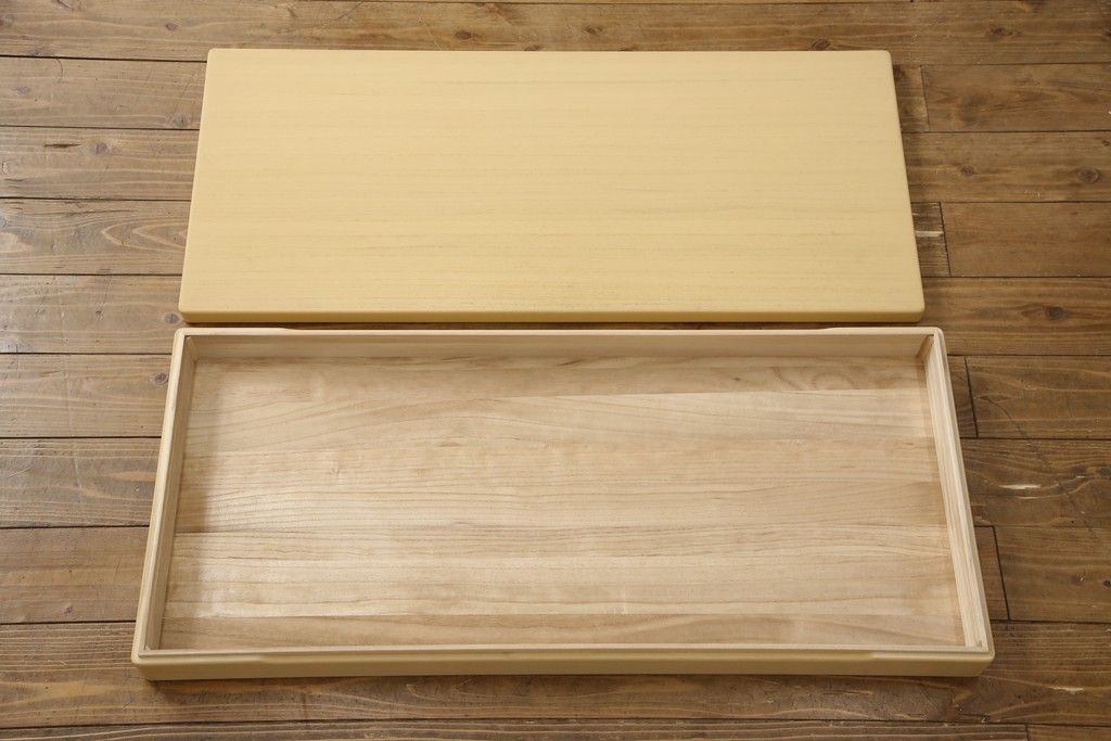 箪笥を綺麗に再生!高品質リペアを施し、天板と足元の幅を中央幅に合わせてカット。