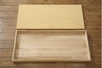 箪笥を綺麗に再生!高品質リペアを施し、天板と足元の幅を中央幅に合わせてカット。