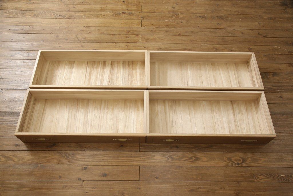 箪笥を綺麗に再生!高品質リペアを施し、天板と足元の幅を中央幅に合わせてカット。