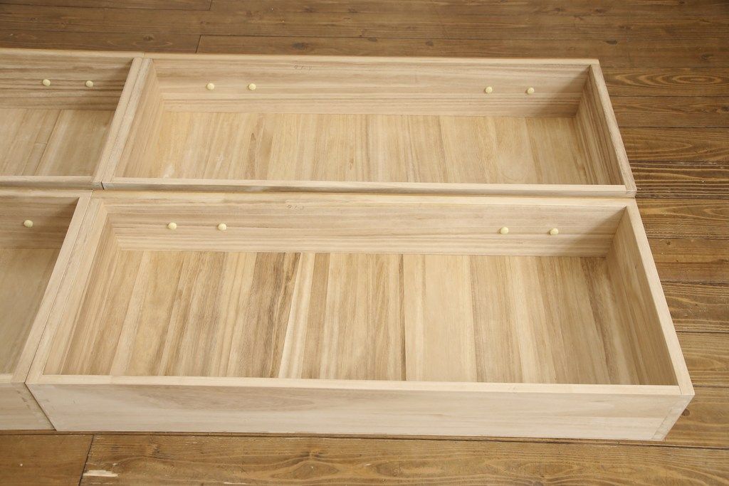 箪笥を綺麗に再生!高品質リペアを施し、天板と足元の幅を中央幅に合わせてカット。