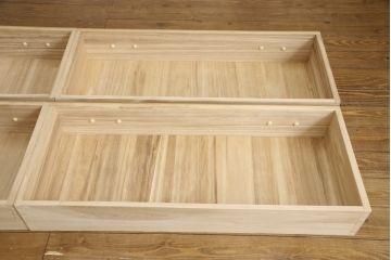 箪笥を綺麗に再生!高品質リペアを施し、天板と足元の幅を中央幅に合わせてカット。