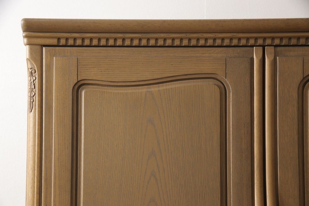 箪笥を綺麗に再生!高品質リペアを施し、天板と足元の幅を中央幅に合わせてカット。