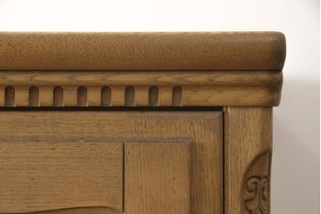 箪笥を綺麗に再生!高品質リペアを施し、天板と足元の幅を中央幅に合わせてカット。