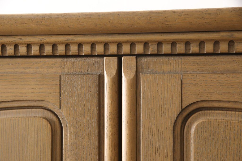 箪笥を綺麗に再生!高品質リペアを施し、天板と足元の幅を中央幅に合わせてカット。