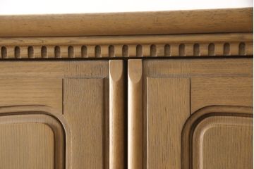 箪笥を綺麗に再生!高品質リペアを施し、天板と足元の幅を中央幅に合わせてカット。