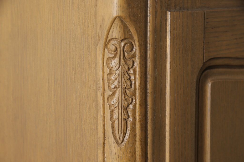 箪笥を綺麗に再生!高品質リペアを施し、天板と足元の幅を中央幅に合わせてカット。