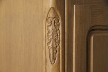 箪笥を綺麗に再生!高品質リペアを施し、天板と足元の幅を中央幅に合わせてカット。