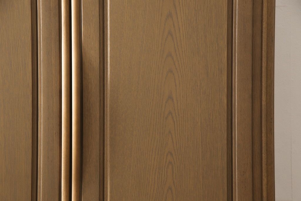 箪笥を綺麗に再生!高品質リペアを施し、天板と足元の幅を中央幅に合わせてカット。