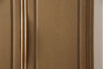 箪笥を綺麗に再生!高品質リペアを施し、天板と足元の幅を中央幅に合わせてカット。