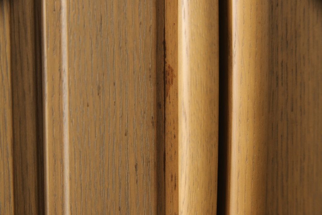 箪笥を綺麗に再生!高品質リペアを施し、天板と足元の幅を中央幅に合わせてカット。