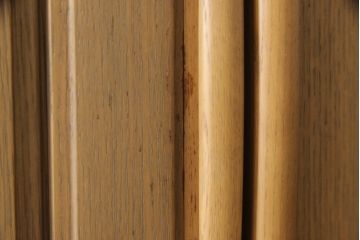 箪笥を綺麗に再生!高品質リペアを施し、天板と足元の幅を中央幅に合わせてカット。