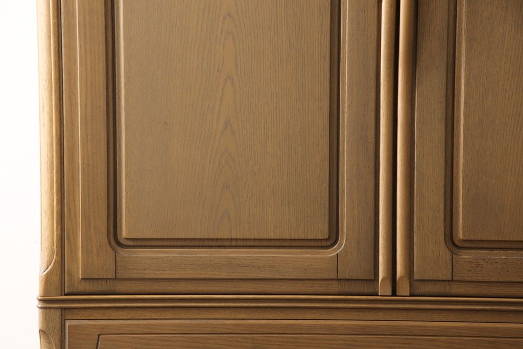 箪笥を綺麗に再生!高品質リペアを施し、天板と足元の幅を中央幅に合わせてカット。