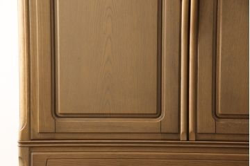 箪笥を綺麗に再生!高品質リペアを施し、天板と足元の幅を中央幅に合わせてカット。