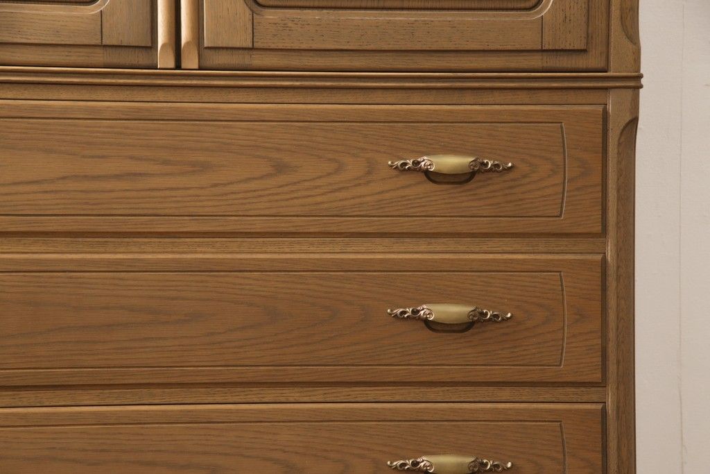 箪笥を綺麗に再生!高品質リペアを施し、天板と足元の幅を中央幅に合わせてカット。