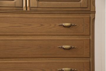 箪笥を綺麗に再生!高品質リペアを施し、天板と足元の幅を中央幅に合わせてカット。