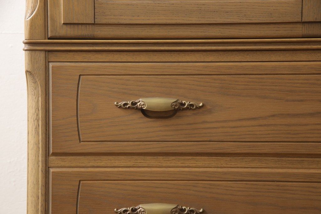 箪笥を綺麗に再生!高品質リペアを施し、天板と足元の幅を中央幅に合わせてカット。