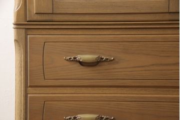 箪笥を綺麗に再生!高品質リペアを施し、天板と足元の幅を中央幅に合わせてカット。