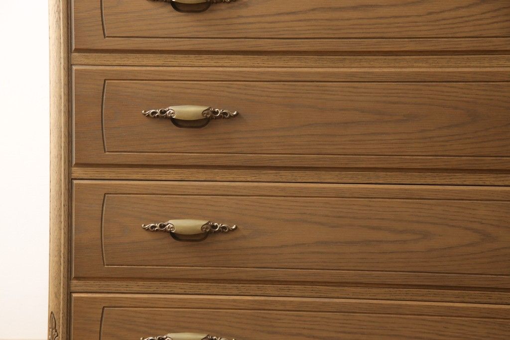 箪笥を綺麗に再生!高品質リペアを施し、天板と足元の幅を中央幅に合わせてカット。