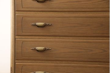 箪笥を綺麗に再生!高品質リペアを施し、天板と足元の幅を中央幅に合わせてカット。