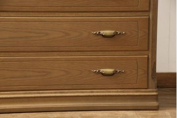 箪笥を綺麗に再生!高品質リペアを施し、天板と足元の幅を中央幅に合わせてカット。